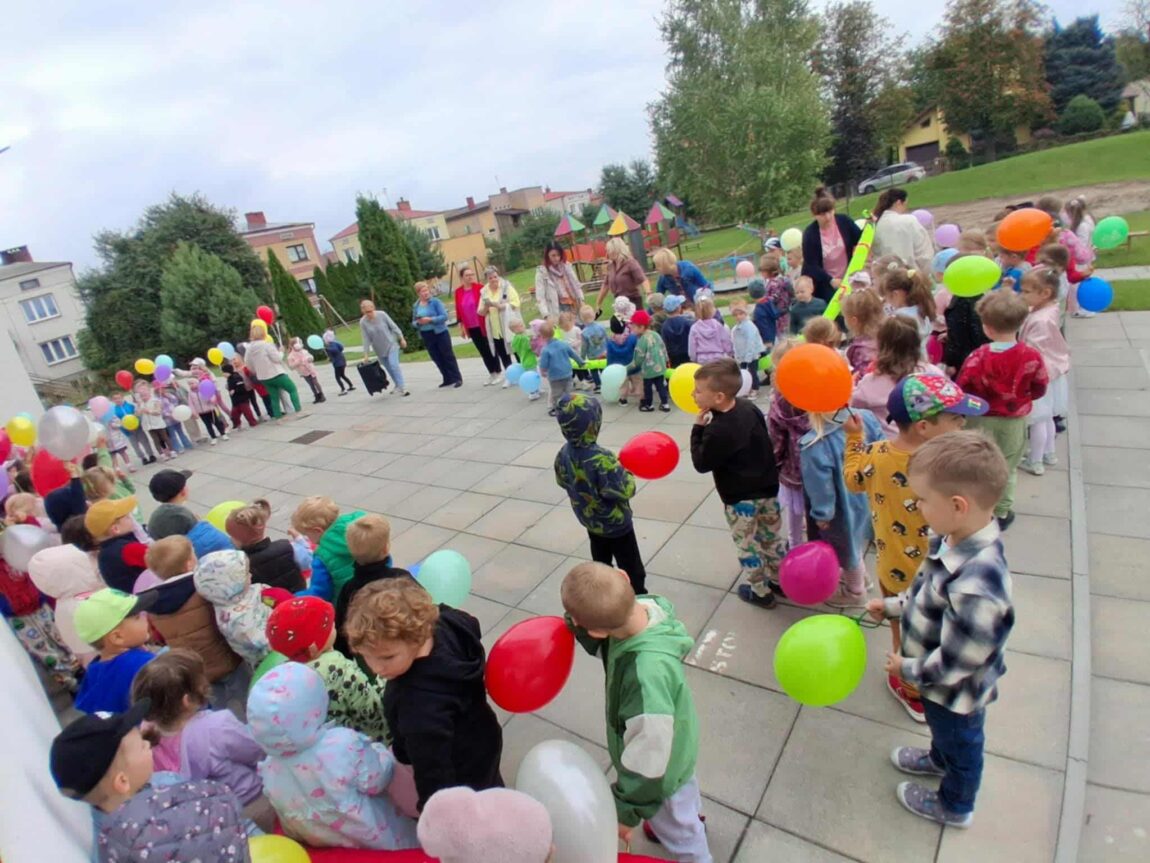 OD NAJMŁODSZEGO AŻ PO STARSZAKA WSZYSCY ŚWIĘTUJĄ DZIEŃ PRZEDSZKOLAKA